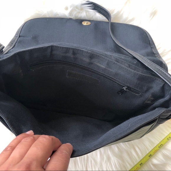 TANO VINTAGE LEATHER SHOULDER BAG IN BLACK - Picture 6 of 8